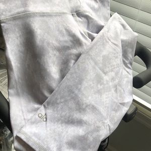 NEW Capri length Alo leggings